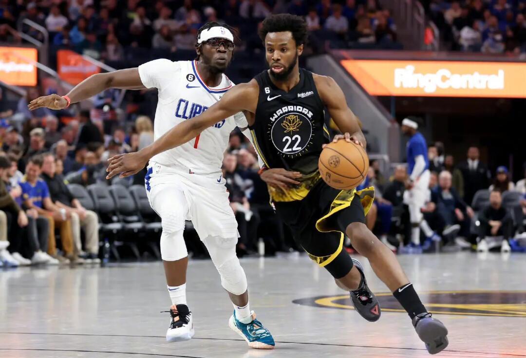 关于库里连续十五场比赛得分超过战术调整，RNG不断突破！的信息